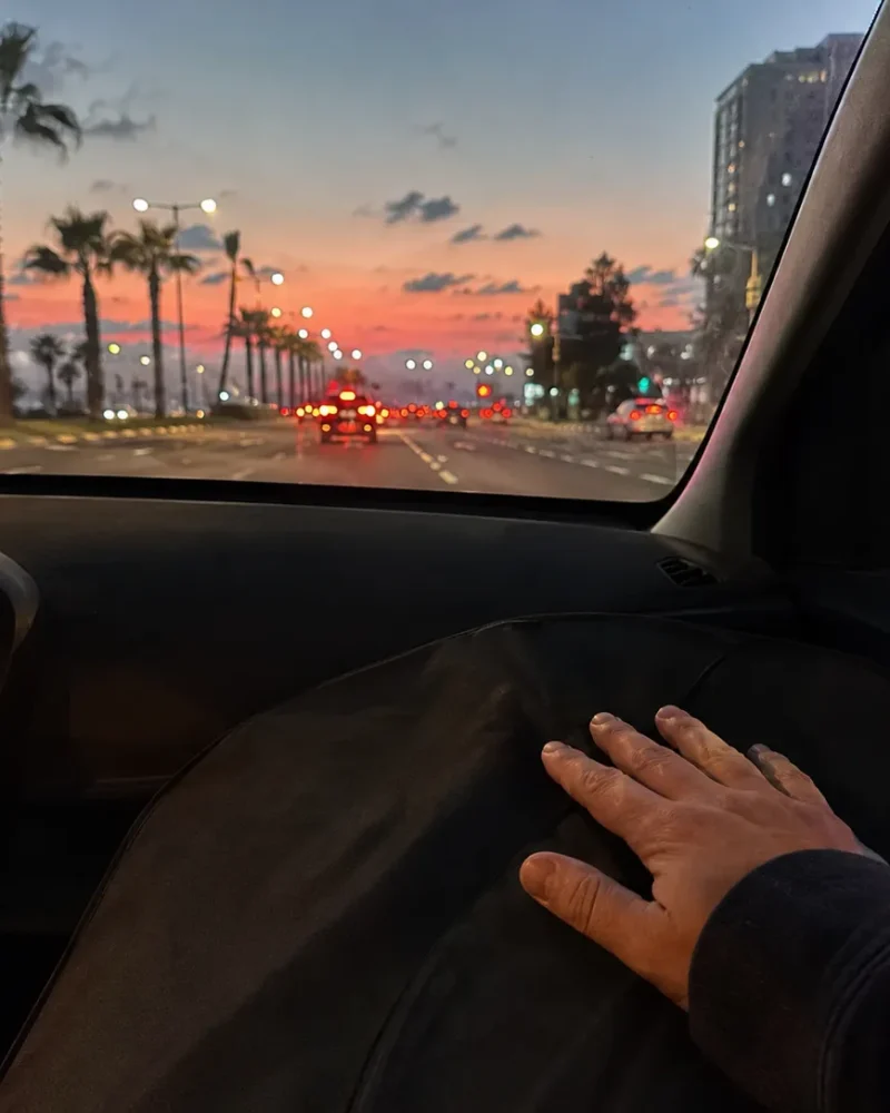 רקדנית בדרך להזמנה בגוש דן