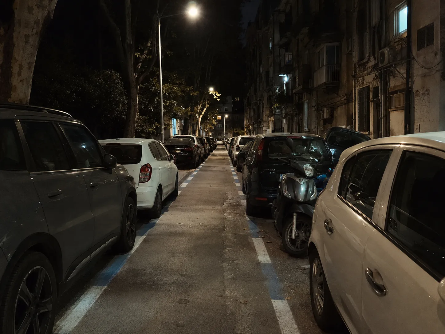 רחוב צפוף עם חניה תפוסה בערב