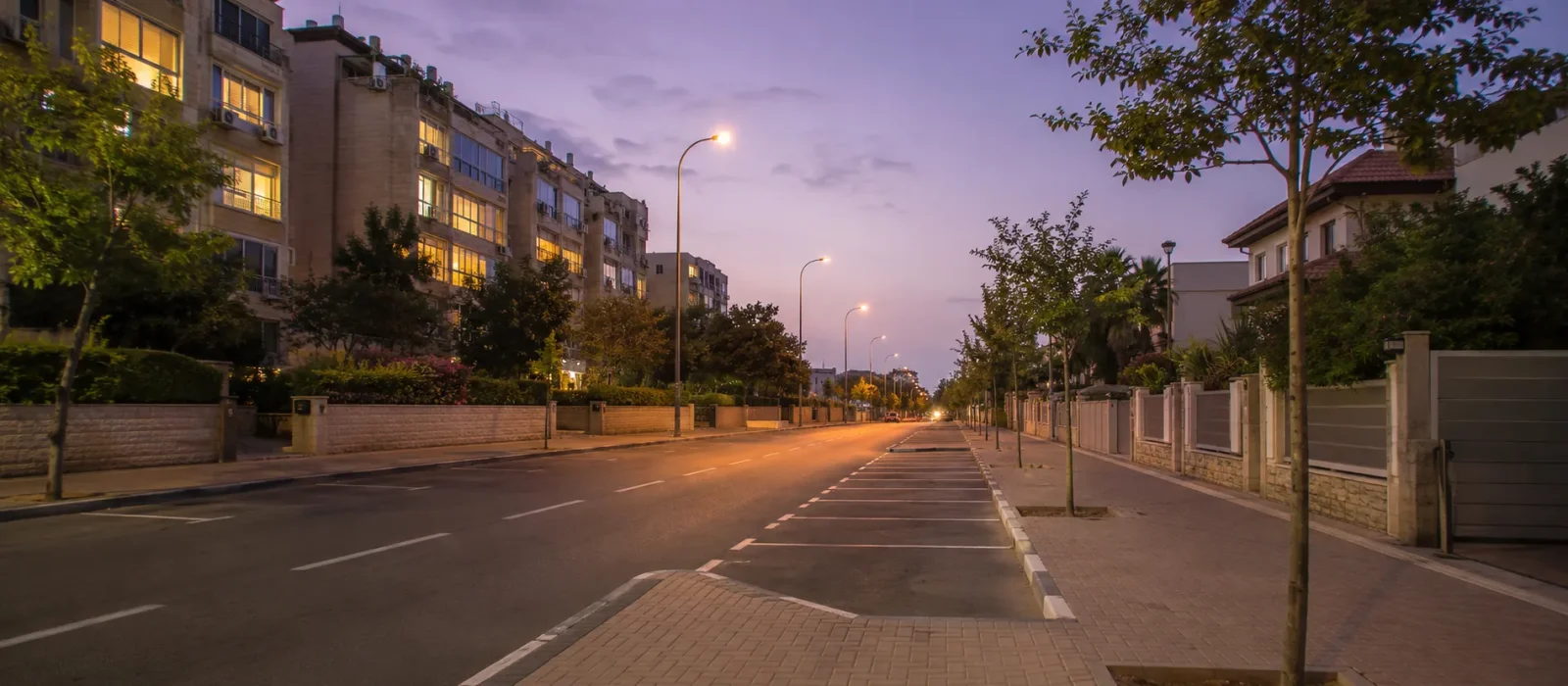 רחוב מגורים רחב בחולון עם חניה פנויה