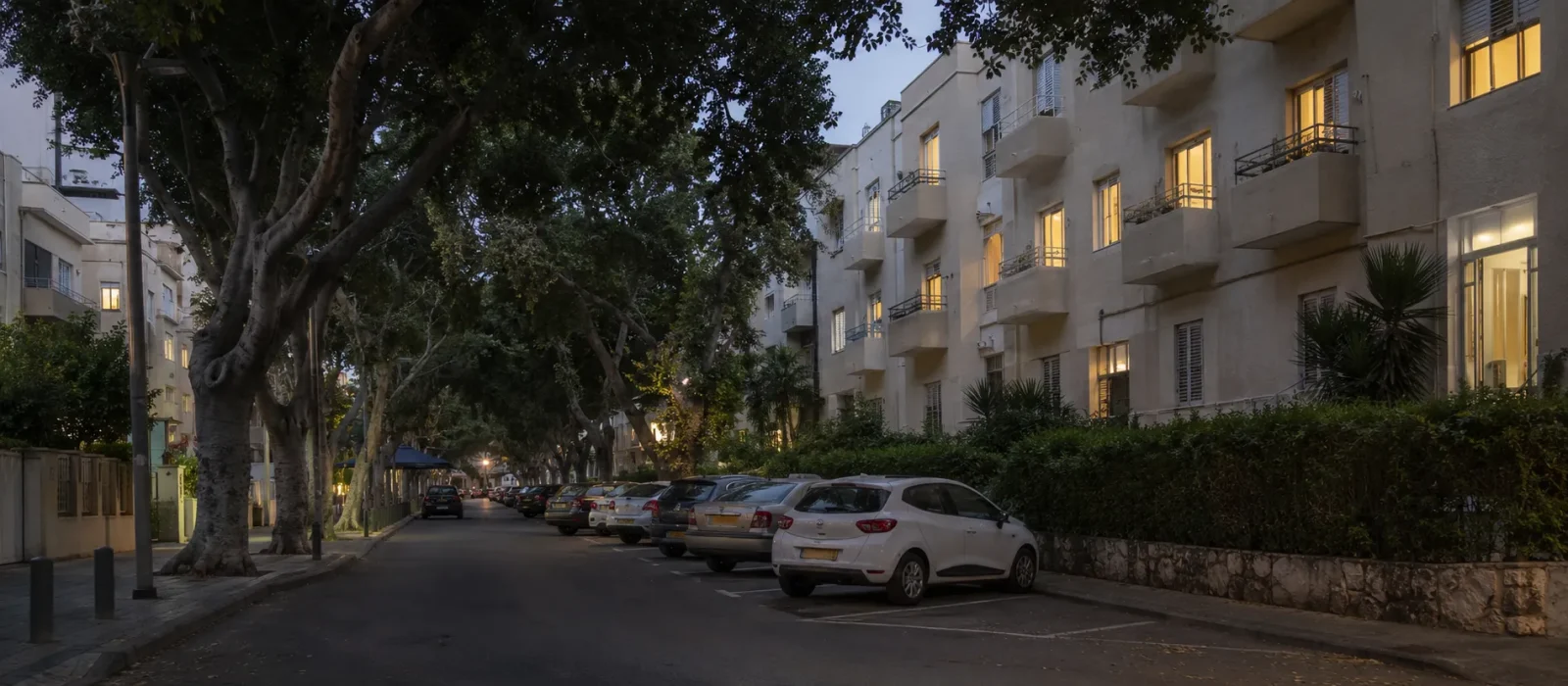 רחוב מגורים שקט בצפון הישן של תל אביב
